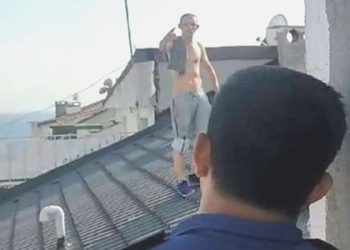 Terk edildiği için çatıya çıktı: Polislerden özür diledi