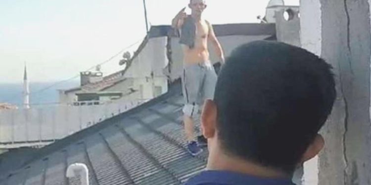 Terk edildiği için çatıya çıktı: Polislerden özür diledi