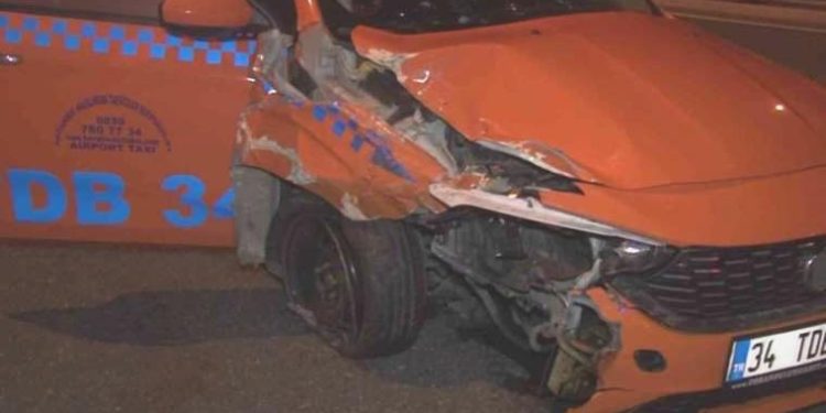 Ticari taksi arabaya arttan çarptı: 2 yaralı