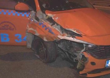 Ticari taksi arabaya geriden çarptı: 2 yaralı