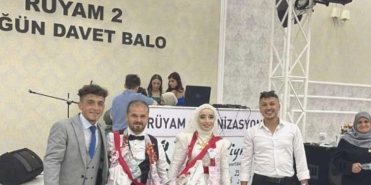 TIR sürücüsü damada arkadaşlarından enteresan düğün armağanı.. Araç lastiği taktılar!