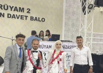 TIR sürücüsü damada arkadaşlarından farklı düğün armağanı.. Araç lastiği taktılar!