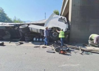TIR’ın lastiği patladı: Yolda 5 kilometrelik kuyruk oluştu!