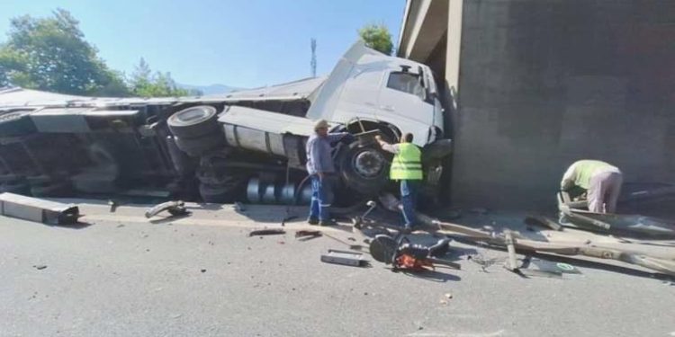 TIR’ın lastiği patladı: Yolda 5 kilometrelik kuyruk oluştu!