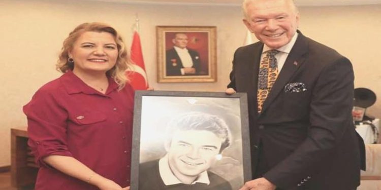 Uğur Dündar’a Altın Pişmaniye mükafatı