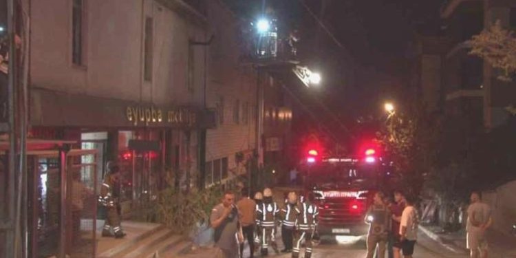 Ümraniye’de hareketli anlar: Bir tinerci mobilya imalat atölyesini ateşe verdi