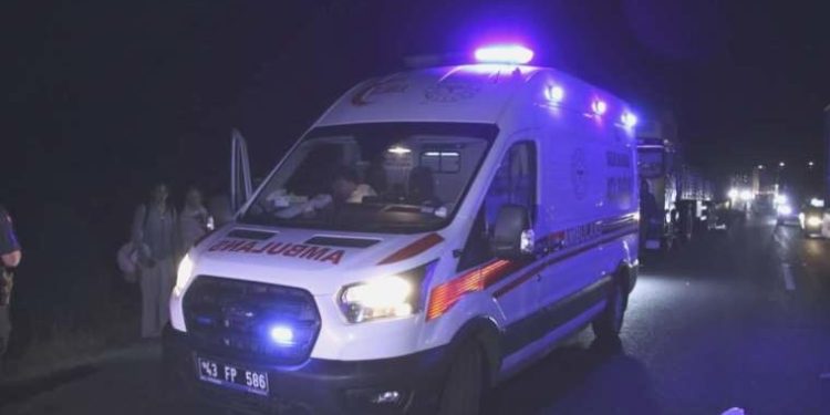 Uşak’ta yolcu otobüsü TIR’a çarptı… Çok sayıda yaralı var!