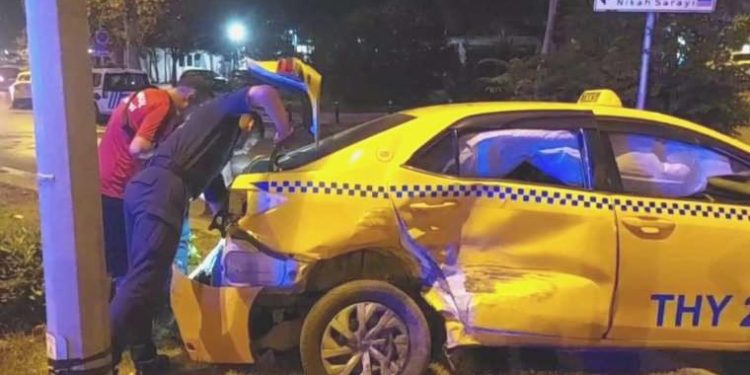 Üsküdar’da feci kaza… Dolmuş ile taksi çarpıştı!