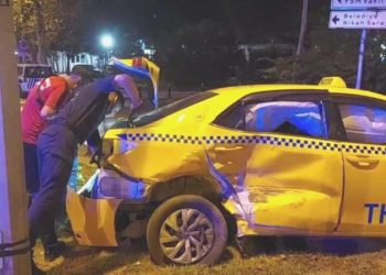 Üsküdar’da feci kaza… Dolmuş ile taksi çarpıştı!