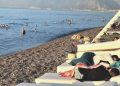 Yastık ve yorganla uyudular: Türkiye’nin ünlü plajı ‘otele’ döndü