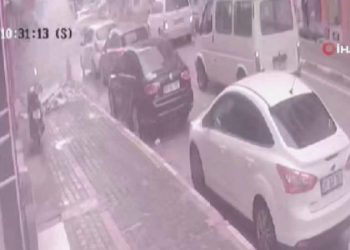 Zelzelede ağır hasar alan bina çöktü… O anlar kamerada!