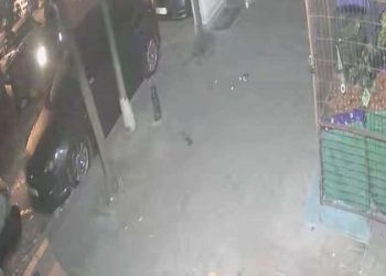 Zeytinburnu’nda silahlı akın: İşyerini kurşunladılar!