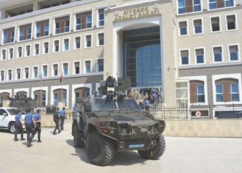 Komşusunu el bombasıyla tehdit etti: Konutundan 2 el bombası çıktı