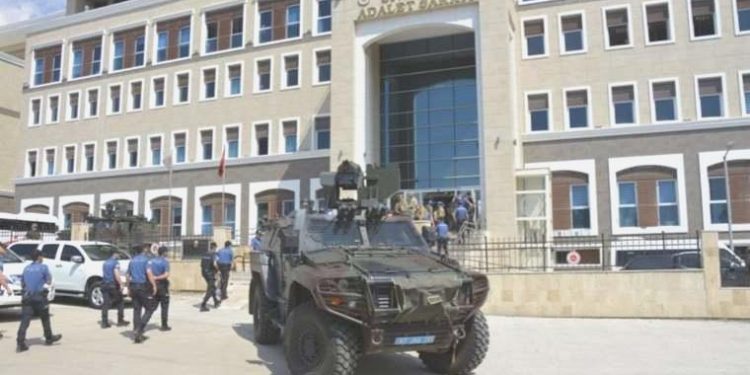 Komşusunu el bombasıyla tehdit etti: Konutundan 2 el bombası çıktı