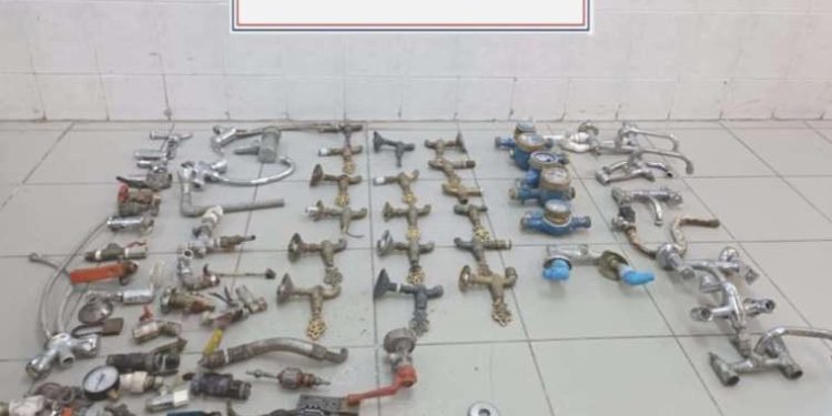 Mezarlık ve mescitlerden onlarca musluk çaldılar