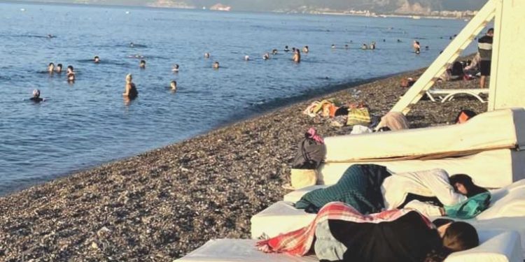 Yastık ve yorganla uyudular: Türkiye’nin ünlü plajı ‘otele’ döndü