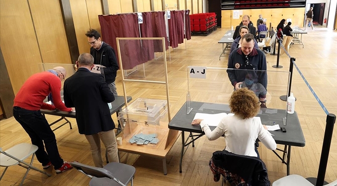 Fransa’da seçmenler sandık başında