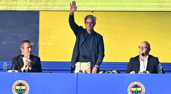 Mourinho imzayı attı: Fenerbahçe forması artık bedenimin bir parçası