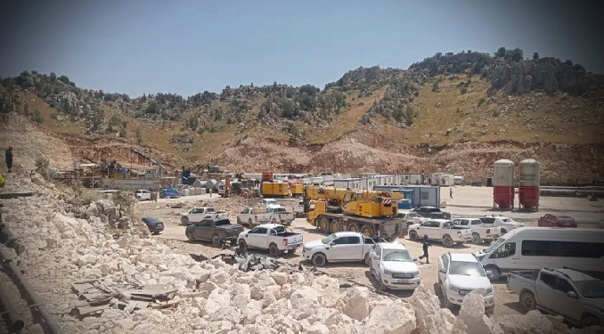 Gabar’da sondaj kulesi devrildi: Enkaz altında kalan işçiler var!