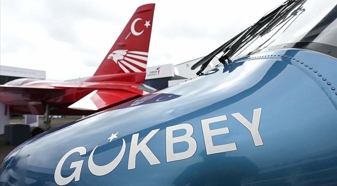 Milli hava aracı GÖKBEY’den İngiltere’de gövde gösterisi