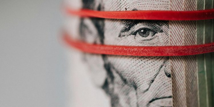 İçeriden Bilgi Sahipleri Hisse Senetlerini Rekor Hızla Elden Çıkarıyor