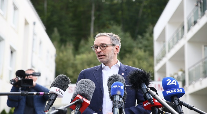 Avusturya’da aşırı sağcı parti seçimi kazandı