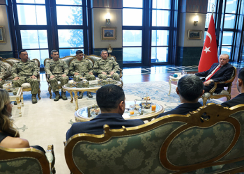 Cumhurbaşkanı Erdoğan derece alan sporcu ve askerlerle sohbet etti