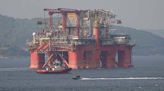 Çanakkale Boğazı dev petrol platformunun geçişi için kapatıldı
