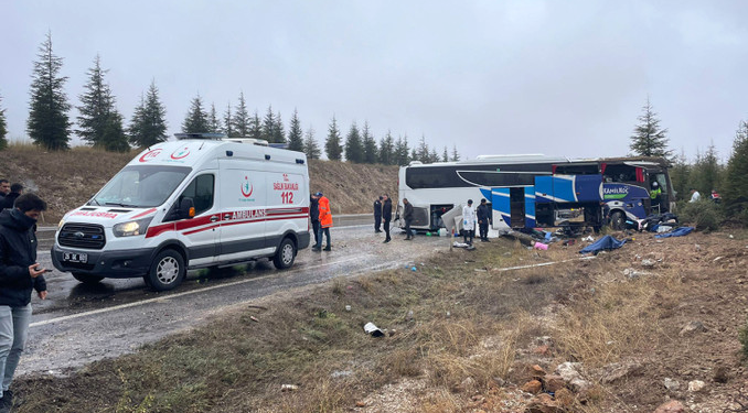 Eskişehir’de yolcu otobüsü devrildi: Ölü ve yaralılar var