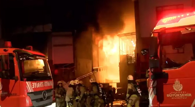 Plastik malzeme fabrikasında yangın