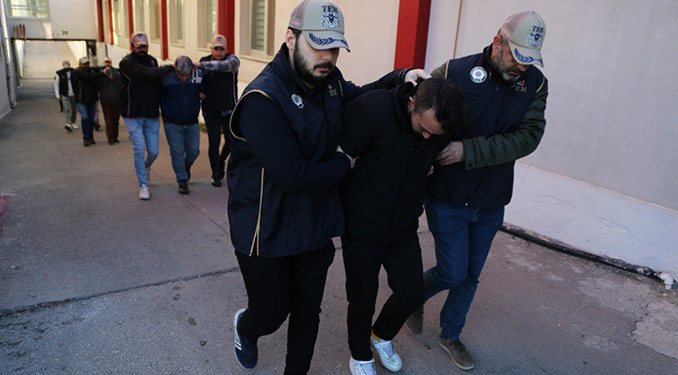 FETÖ’nün finans yapısına operasyon: 8 tutuklama