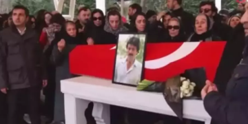 Ferdi Tayfur’un tabutu başında kavga