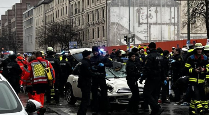 Münih’te bir araç kalabalığa daldı! Yaralılar var