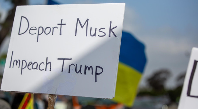Tesla önünde DOGE ve Elon Musk protestosu