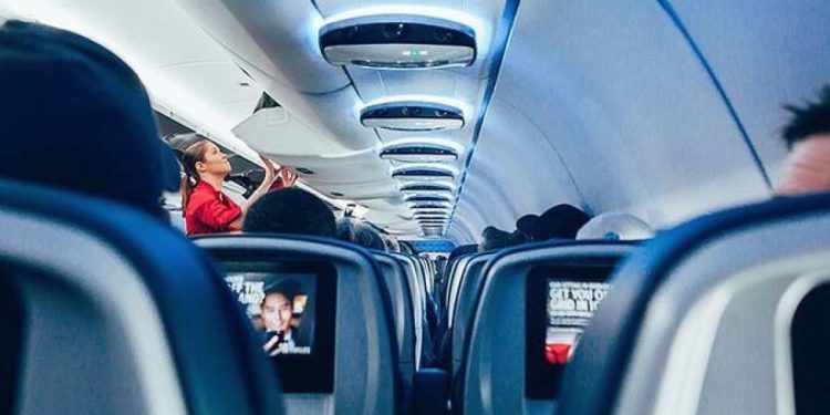 Bakan Uraloğlu: Uçak yolculuğunda su ikramı zorunlu olacak