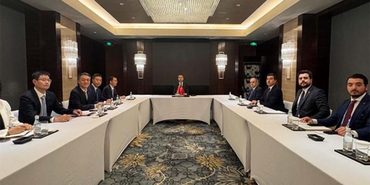 Bayraktar Pekin’de enerji devleriyle buluştu