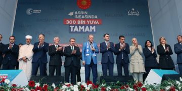 Erdoğan: Deprem bölgesindeki üç vatandaştan ikisi yeni yuvasına kavuştu