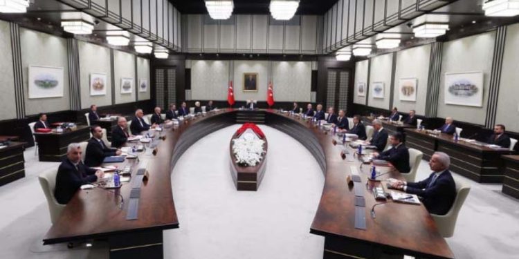 Kabine toplandı, masada neler var?