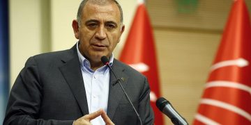 Kayyım Gürsel Tekin, CHP’nin eski il başkanlığına giriş için 30 kişilik liste hazırladı