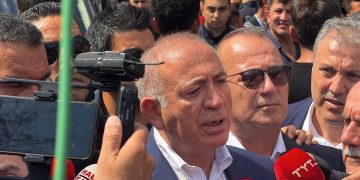 Kayyum Gürsel Tekin polis kalkanı ile il binasına girdi