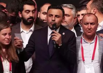 Özgür Çelik’ten İl başkanlığı önünde ilk açıklama