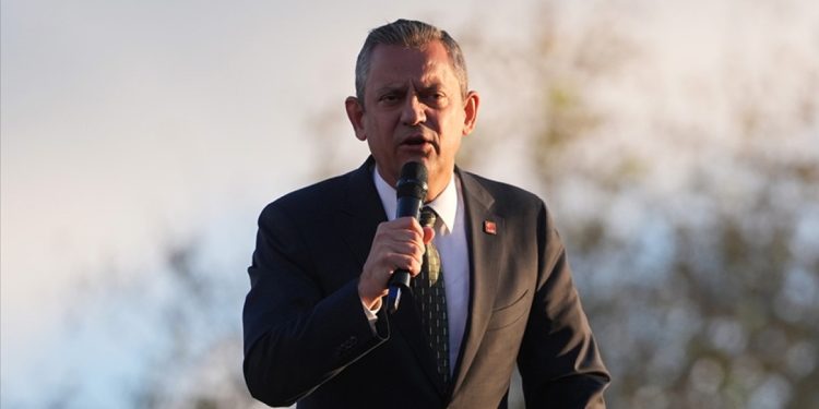 Özgür Özel’den İstanbul İl Başkanlığı önünde açıklama