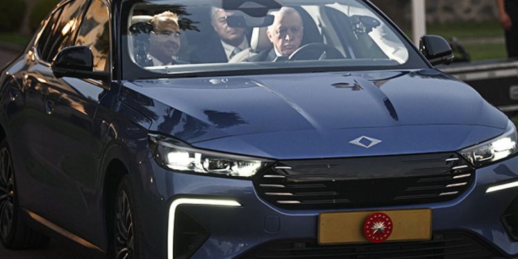 Togg T10F, Erdoğan’a Dolmabahçe’de hediye edildi