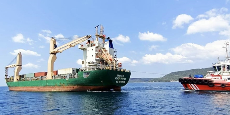 Çanakkale Boğazı’nda arızalı gemi sorunsuz demirlendi