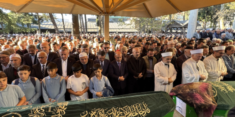 Gebze’de çöken binada hayatını kaybeden aile toprağa verildi