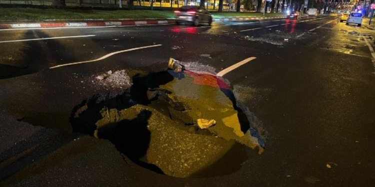 İstanbul’da sağanak sonucu yol çöktü!