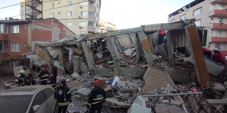 Kocaeli’de bina çöktü! Enkazdan bir kişi sağ çıkarıldı