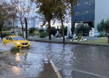 Ege Bölgesi’nde yaşam durdu: Sağanak yolları kapattı