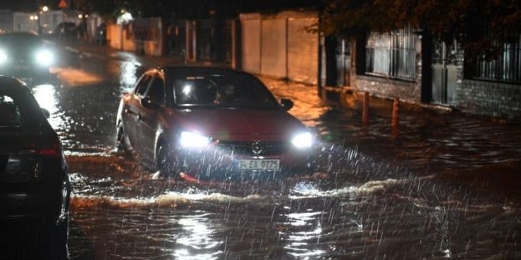 İstanbul’da sağanak kazalara davetiye çıkardı
