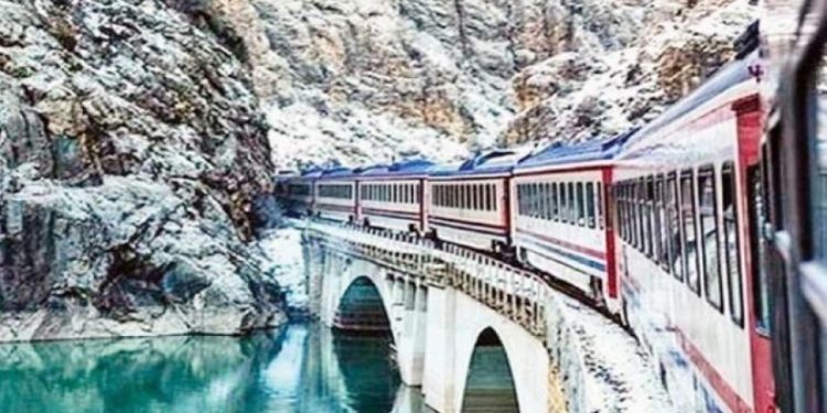 Turistik Doğu Ekspresi’nin yeni sezon ilk seferi Kars’a ulaştı
